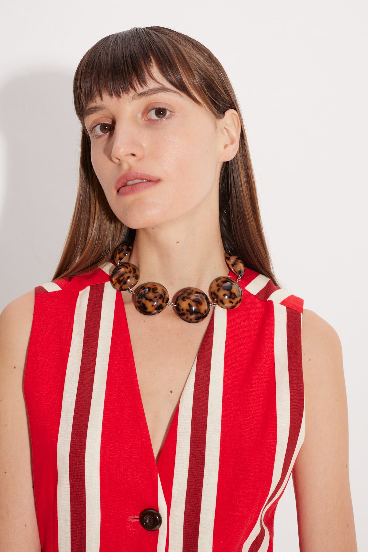 S892-DOME-NECKLACE-BROWN-BLACK-TORTOISE-WITH-CAROB-LINEN-MINI-DRESS-ON-MODEL