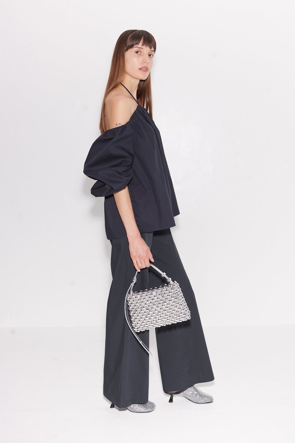 W3336-OLEANDER-POPLIN-TOP-BLACK-WITH-MINI-PUFFIN-BAG-SILVER-SIDE-FULL-BODY-SHOT