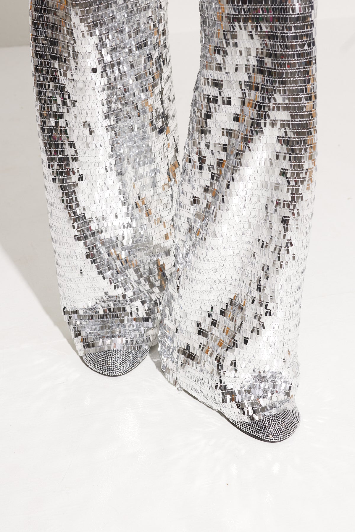 W5209-PIA-SEQUIN-PANT-SATELLITE-SILVER-BOTTOM-CLOSE-UP