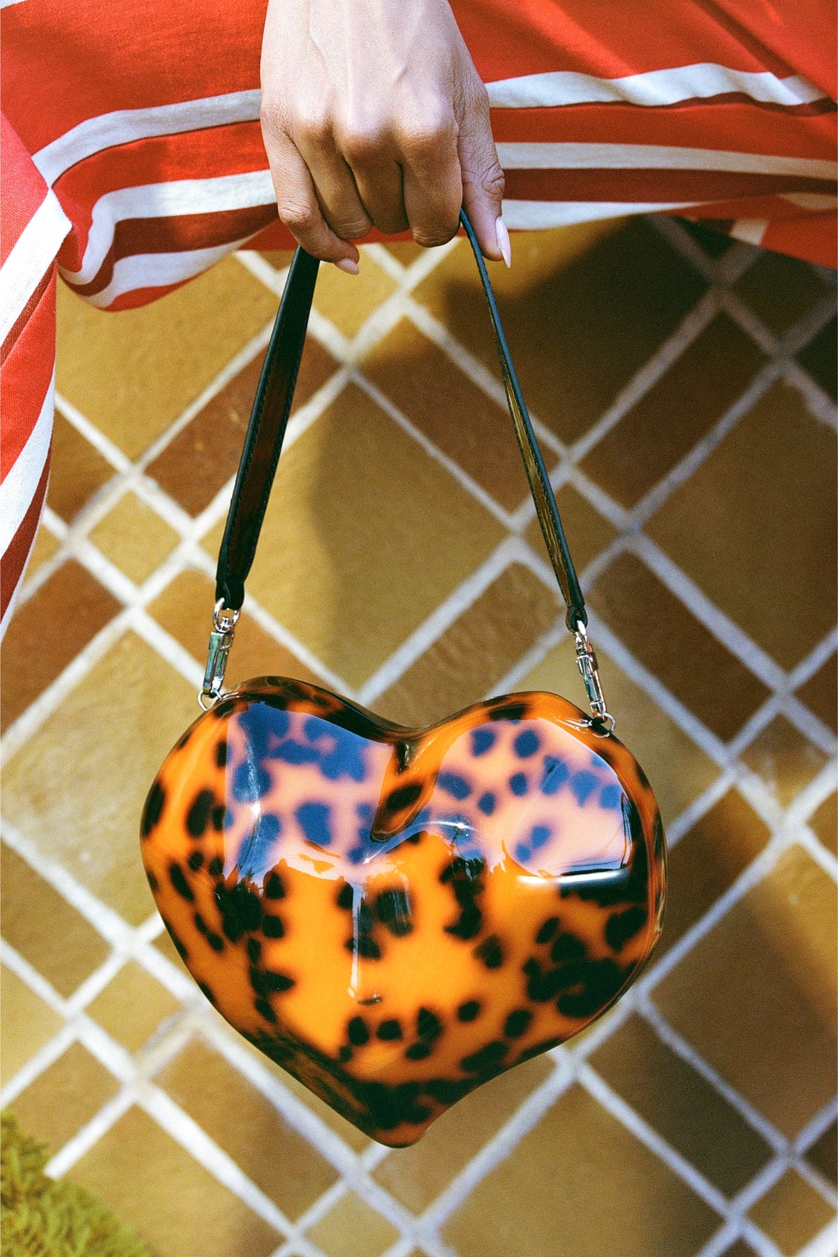 S1005-MOLDED-HEART-BAG-TORT-LEATHER-HANDLE-LOW-RES