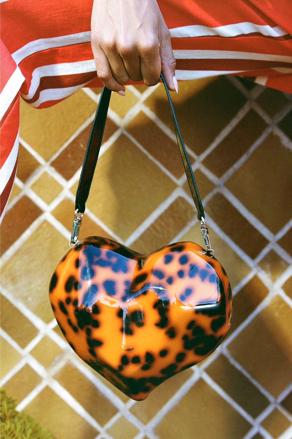 S1005-MOLDED-HEART-BAG-TORT-LEATHER-HANDLE-LOW-RES